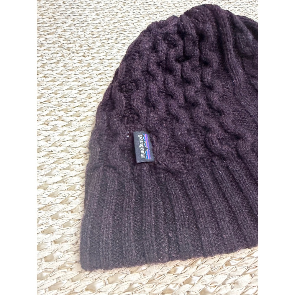 Patagonia Womens Cable Knit Beanie Plum Purple Recycled Wool Fleece Lined Hat
